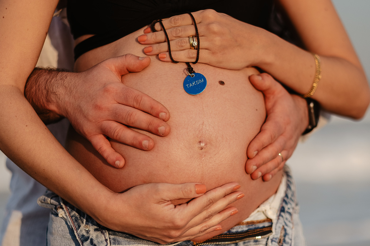ensaio gestante no fim de tarde no novo campeche em Florianópolis por Thiago Braga Fotografia
