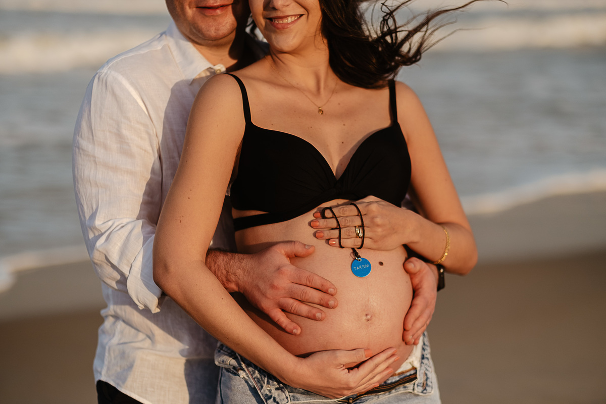 ensaio gestante no fim de tarde no novo campeche em Florianópolis por Thiago Braga Fotografia