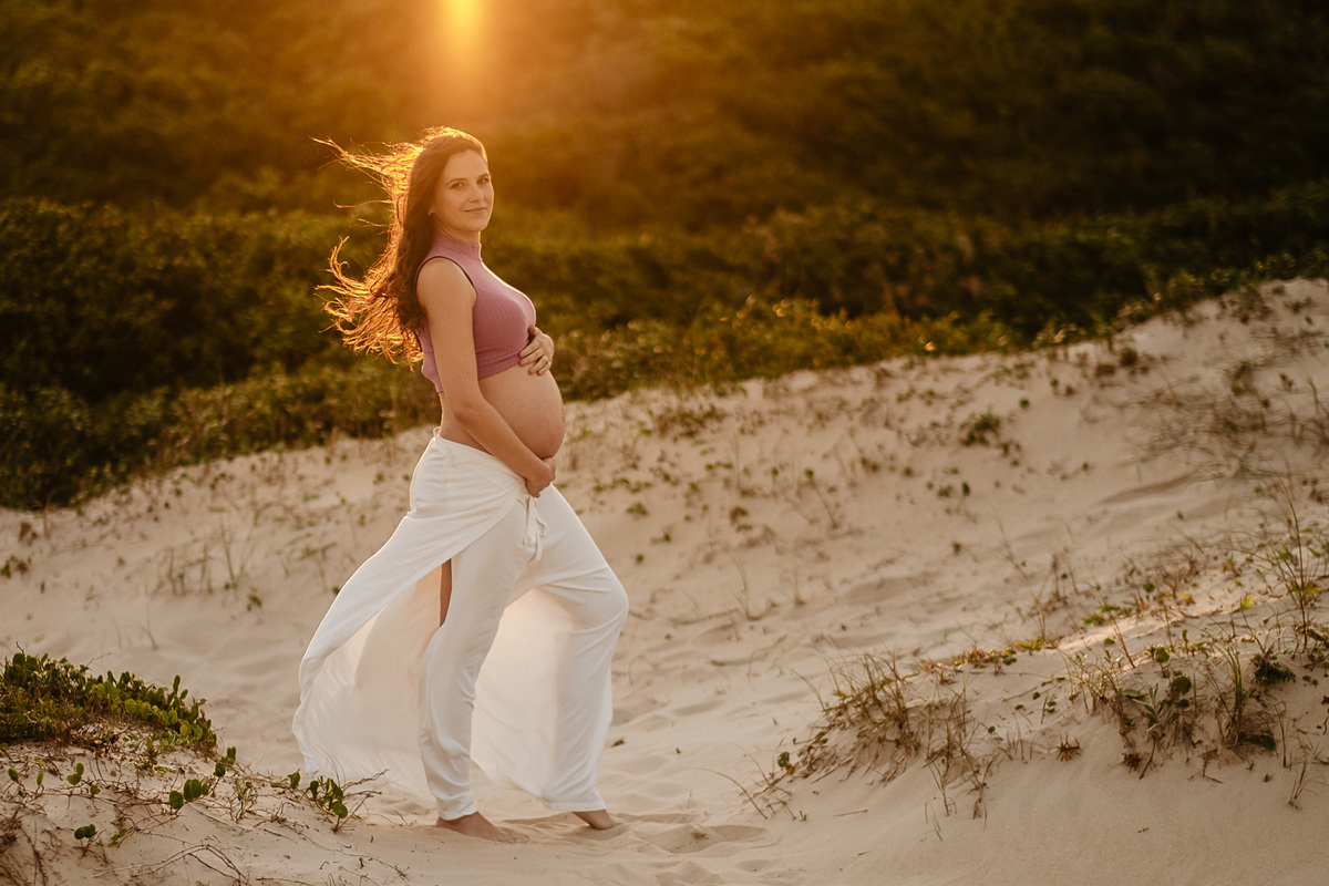 ensaio gestante no fim de tarde no novo campeche em Florianópolis por Thiago Braga Fotografia