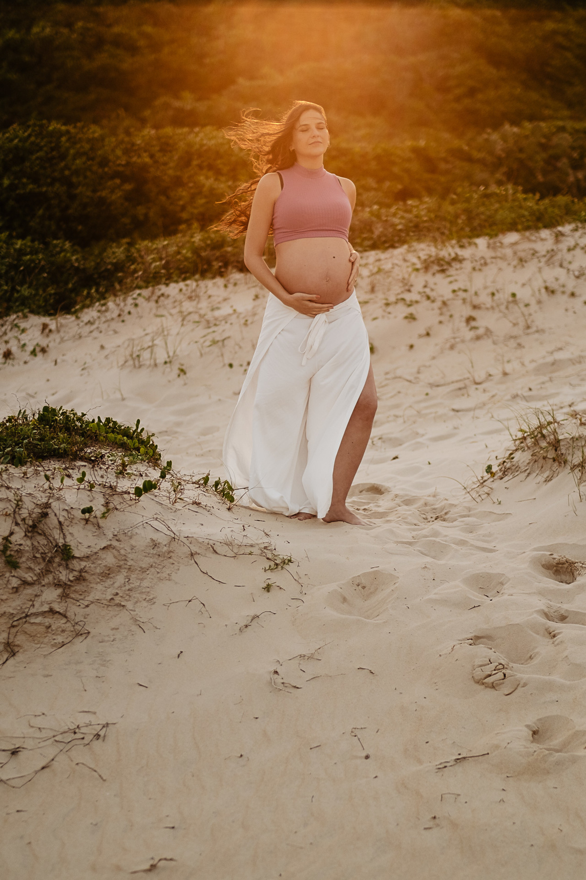 ensaio gestante no fim de tarde no novo campeche em Florianópolis por Thiago Braga Fotografia