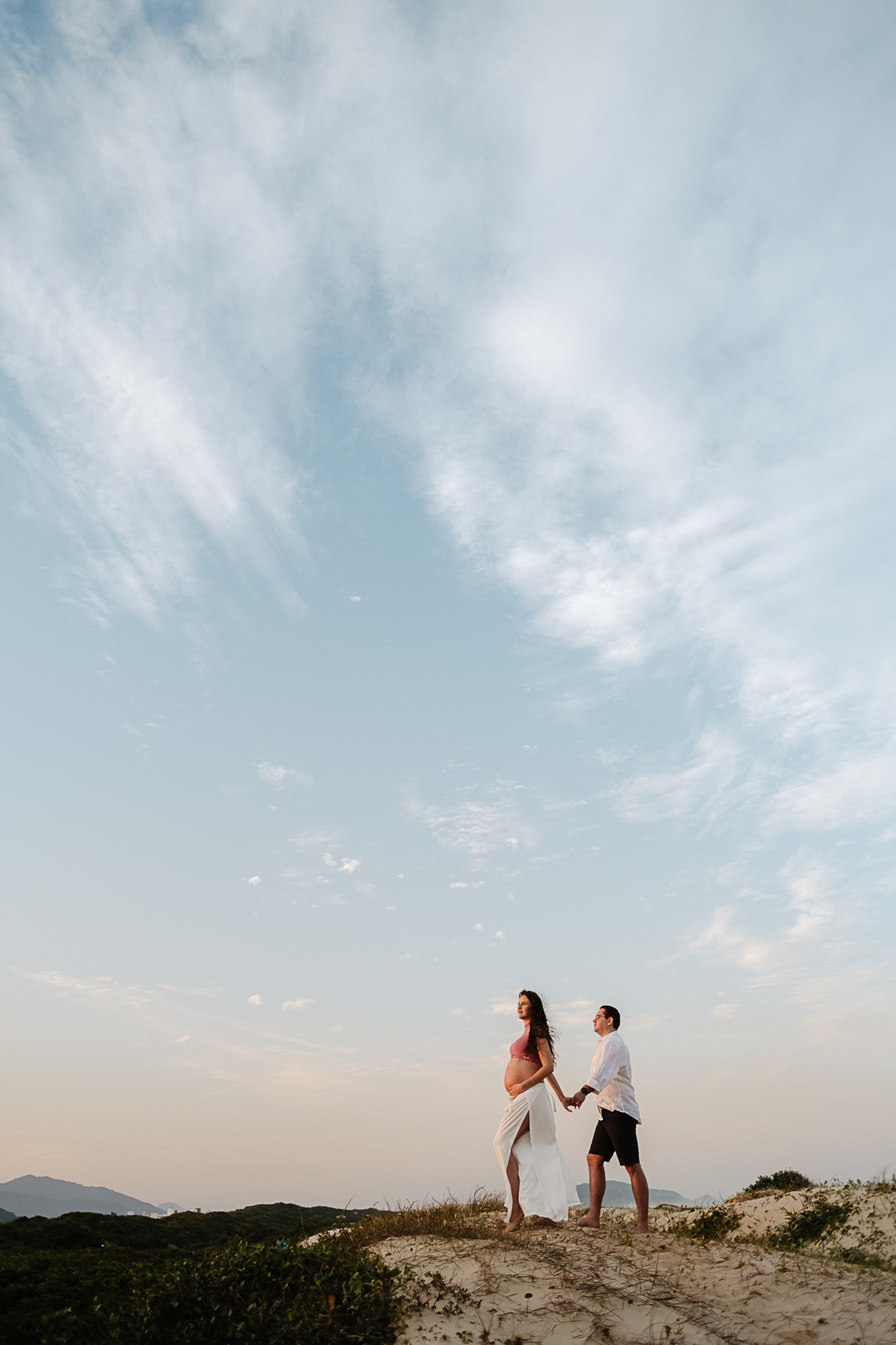 ensaio gestante no fim de tarde no novo campeche em Florianópolis por Thiago Braga Fotografia