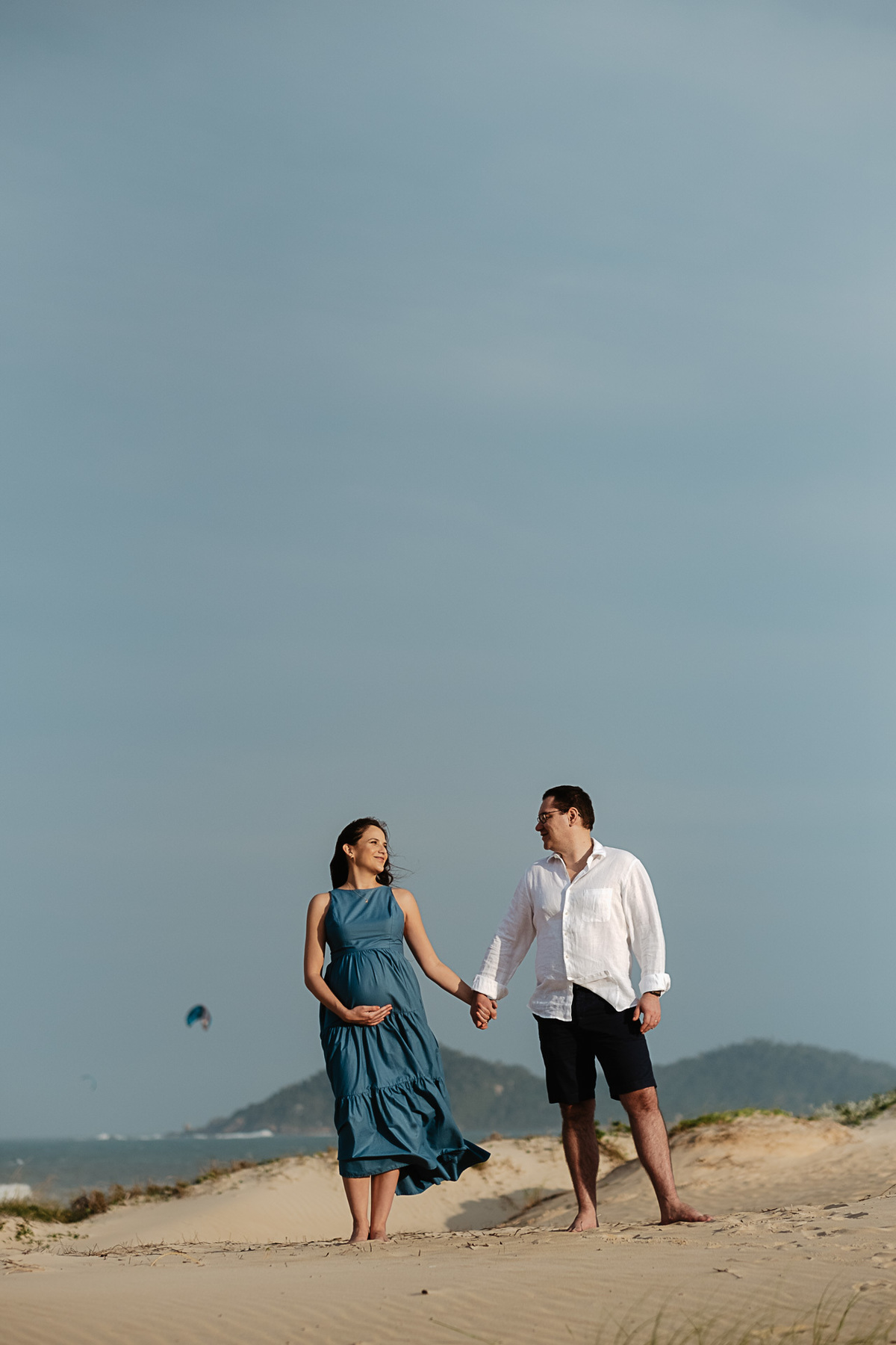 ensaio gestante no fim de tarde no novo campeche em Florianópolis por Thiago Braga Fotografia