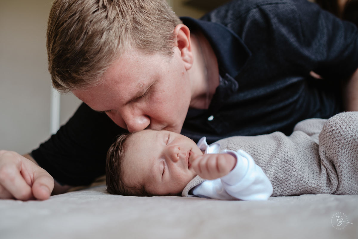 newbornlifestyle, ensaio em casa, primeiros dias do Murilo por Thiago Braga fotografia