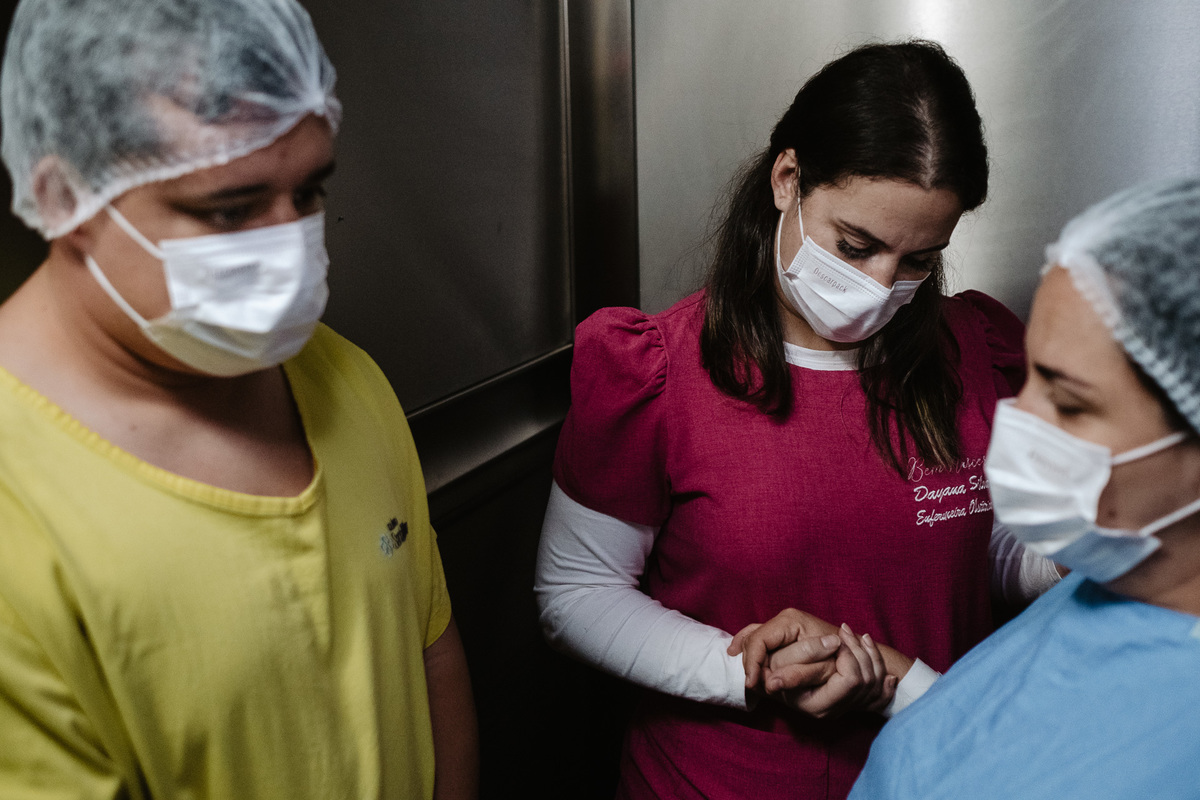 Fotografia de nascimento por Thiago Braga, na maternidade Santa Helena em Florianópolis