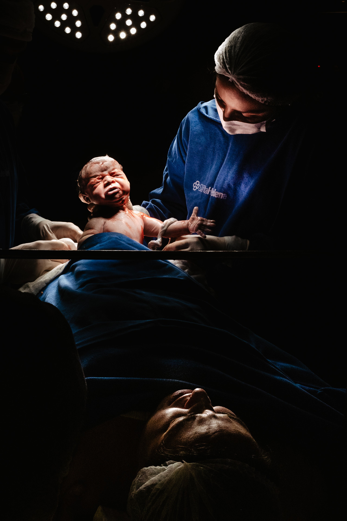 Fotografia de nascimento por Thiago Braga, na maternidade Santa Helena em Florianópolis