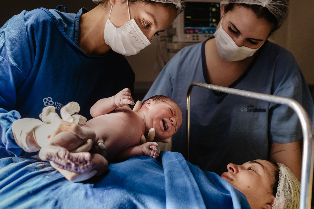 Fotografia de nascimento por Thiago Braga, na maternidade Santa Helena em Florianópolis