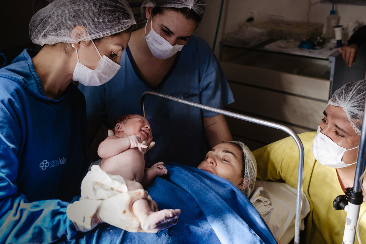 Fotografia de nascimento por Thiago Braga, na maternidade Santa Helena em Florianópolis