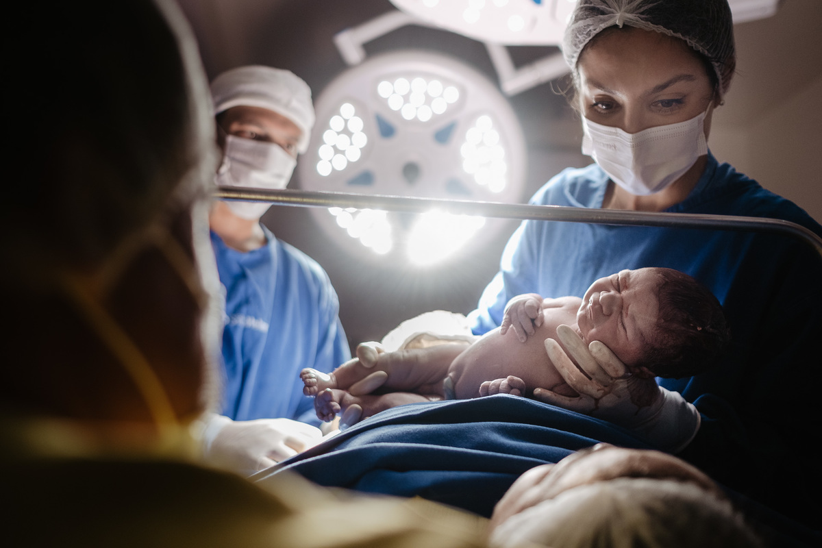 Fotografia de nascimento por Thiago Braga, na maternidade Santa Helena em Florianópolis