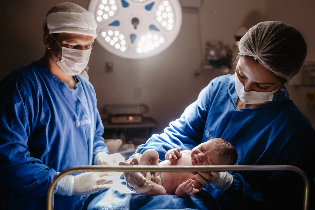 Fotografia de nascimento por Thiago Braga, na maternidade Santa Helena em Florianópolis