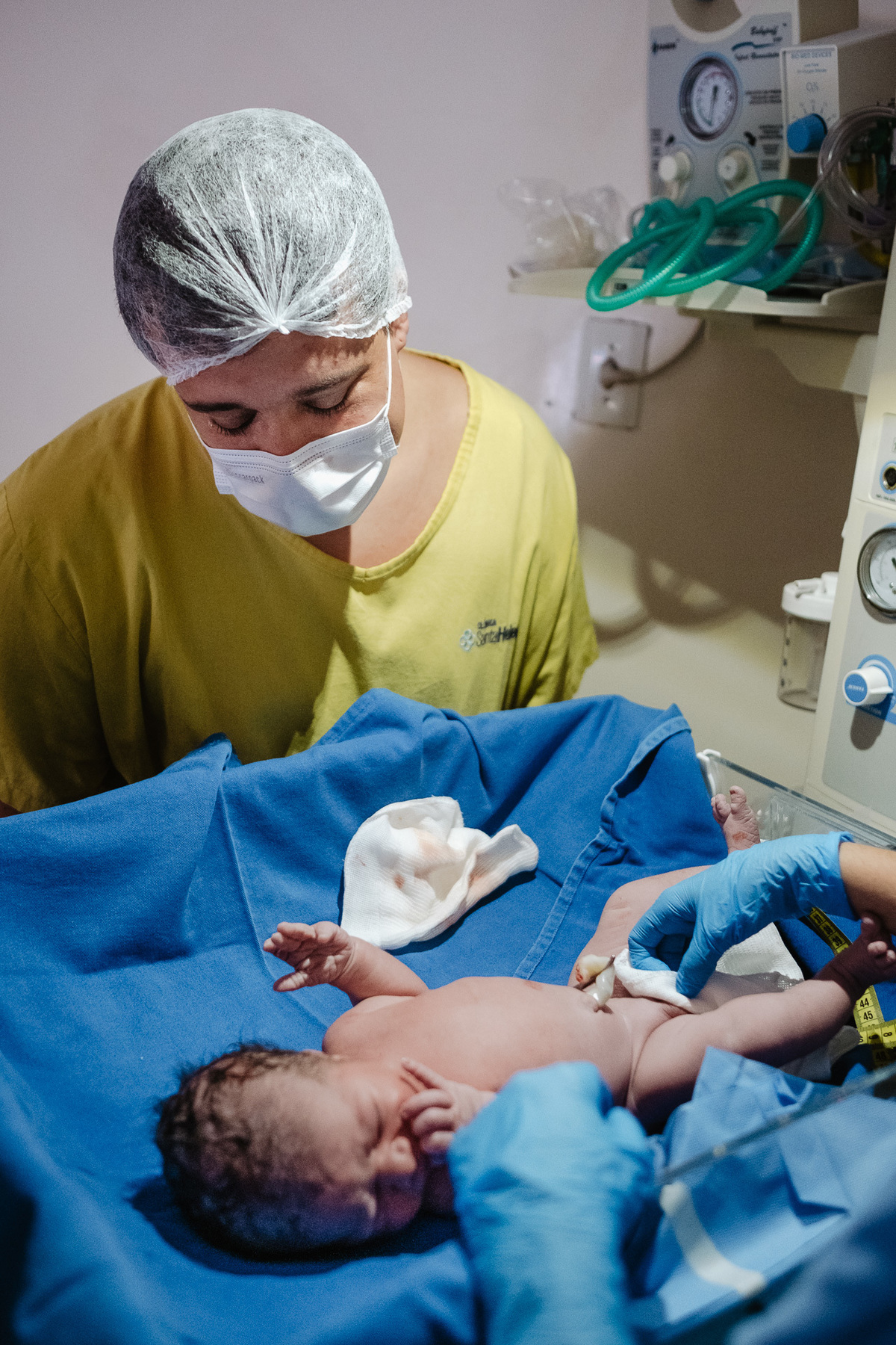 Fotografia de nascimento por Thiago Braga, na maternidade Santa Helena em Florianópolis