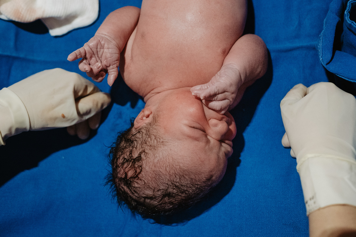 Fotografia de nascimento por Thiago Braga, na maternidade Santa Helena em Florianópolis