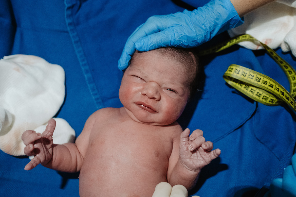 Fotografia de nascimento por Thiago Braga, na maternidade Santa Helena em Florianópolis