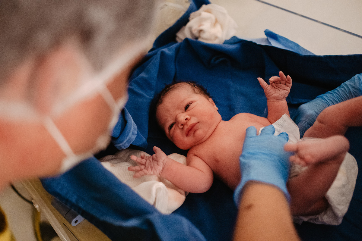 Fotografia de nascimento por Thiago Braga, na maternidade Santa Helena em Florianópolis