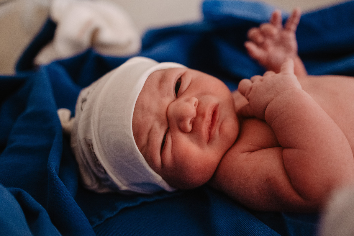 Fotografia de nascimento por Thiago Braga, na maternidade Santa Helena em Florianópolis