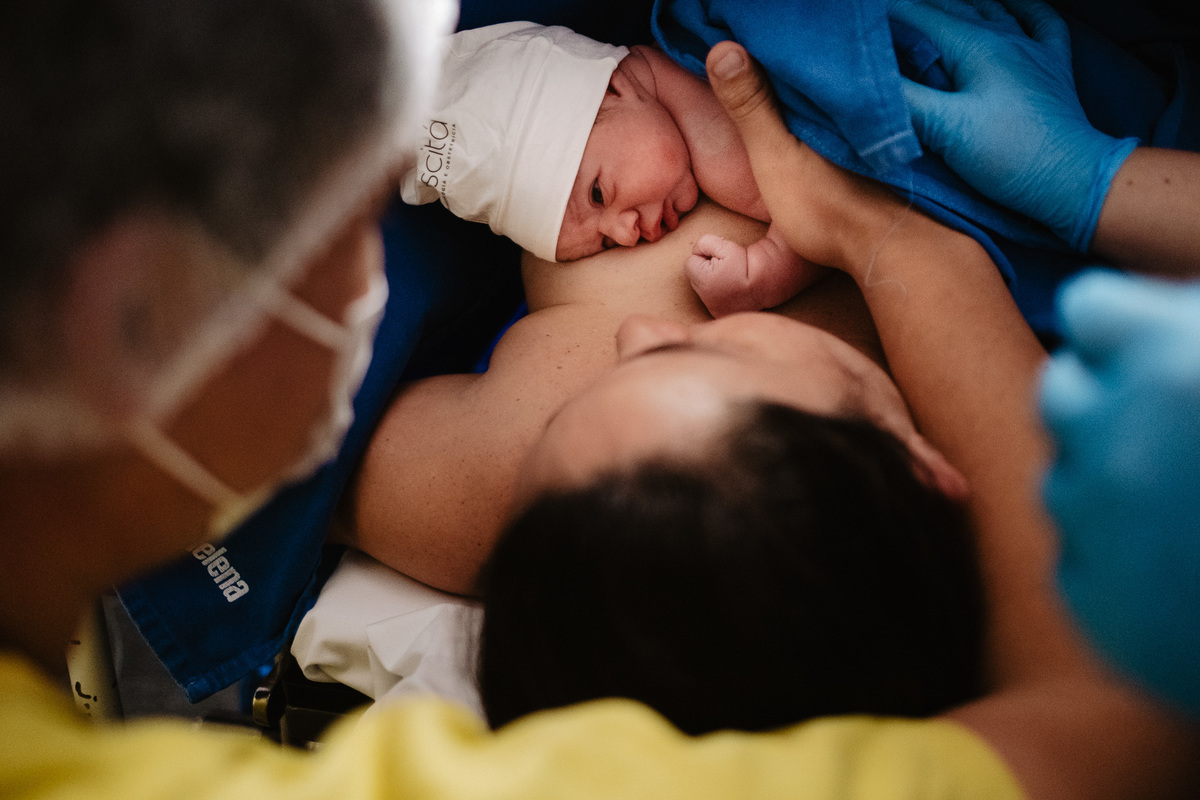 Fotografia de nascimento por Thiago Braga, na maternidade Santa Helena em Florianópolis