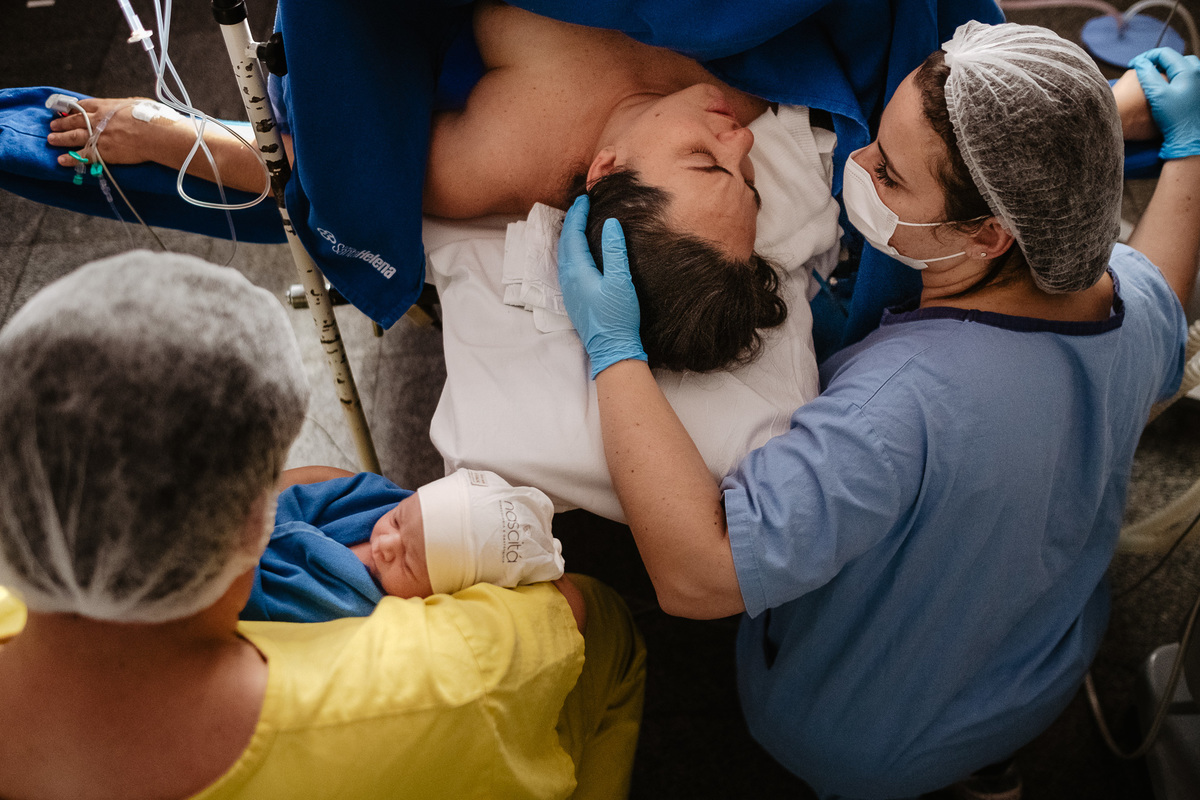 Fotografia de nascimento por Thiago Braga, na maternidade Santa Helena em Florianópolis
