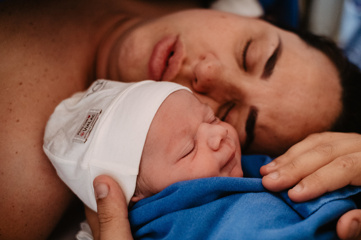 Fotografia de nascimento por Thiago Braga, na maternidade Santa Helena em Florianópolis