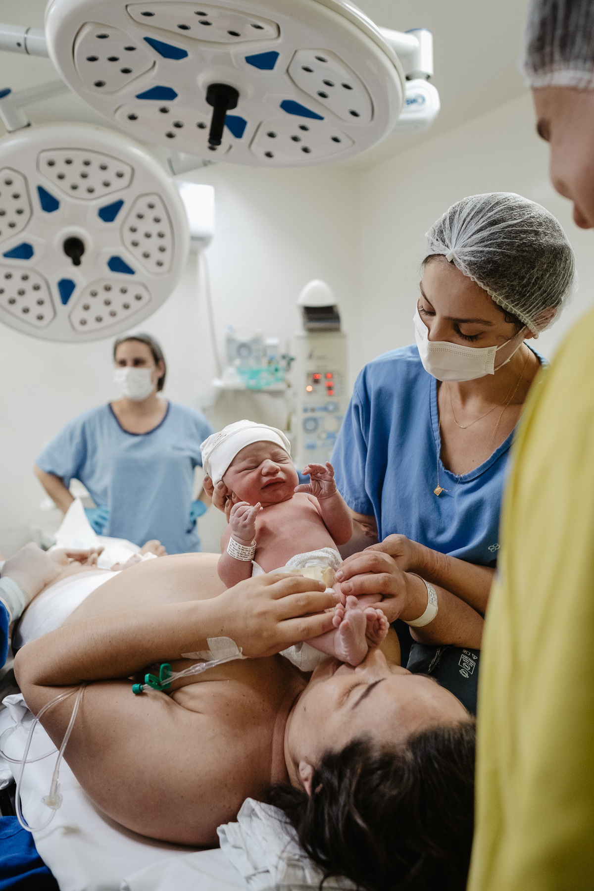 Fotografia de nascimento por Thiago Braga, na maternidade Santa Helena em Florianópolis