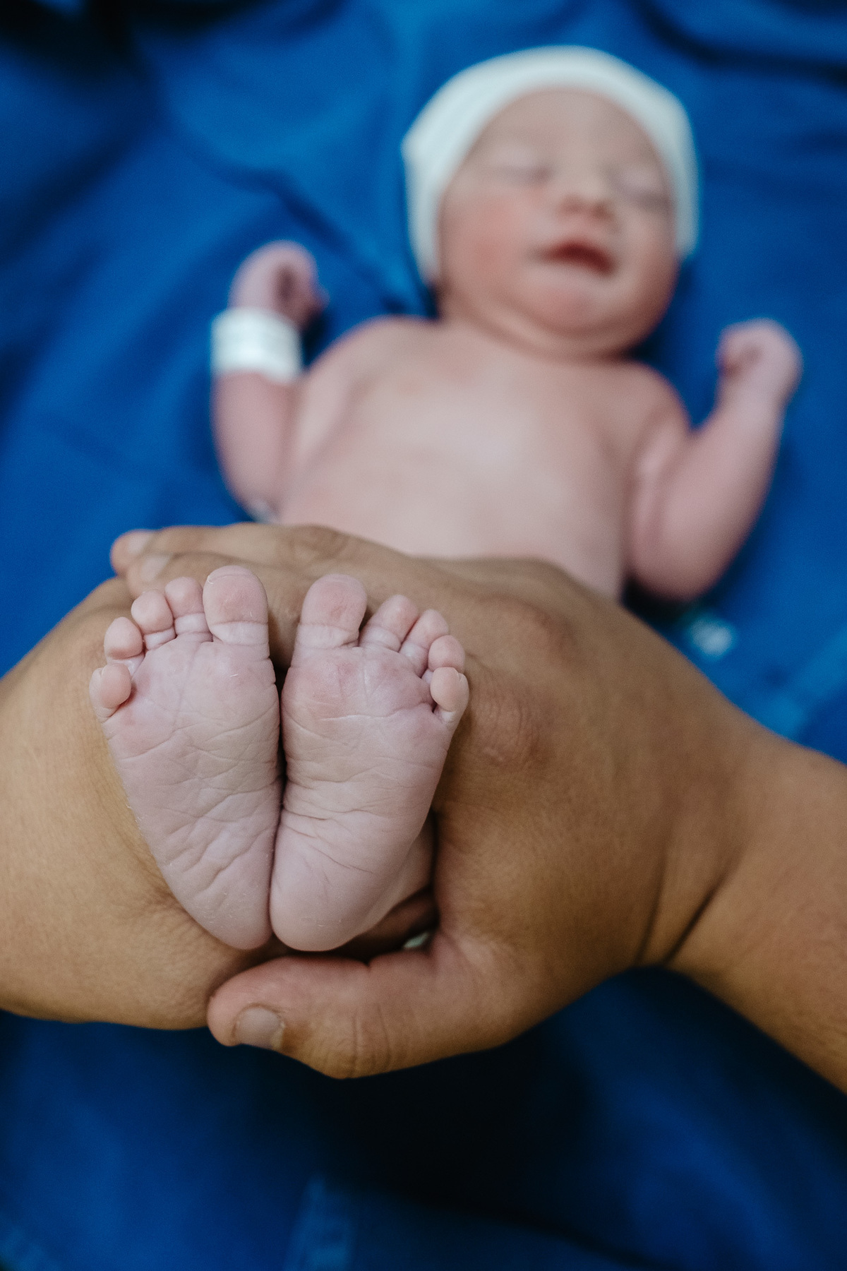 Fotografia de nascimento por Thiago Braga, na maternidade Santa Helena em Florianópolis