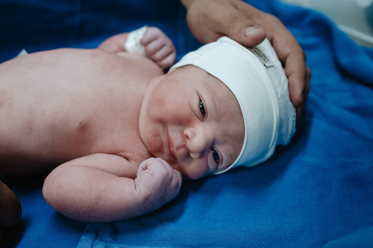 Fotografia de nascimento por Thiago Braga, na maternidade Santa Helena em Florianópolis