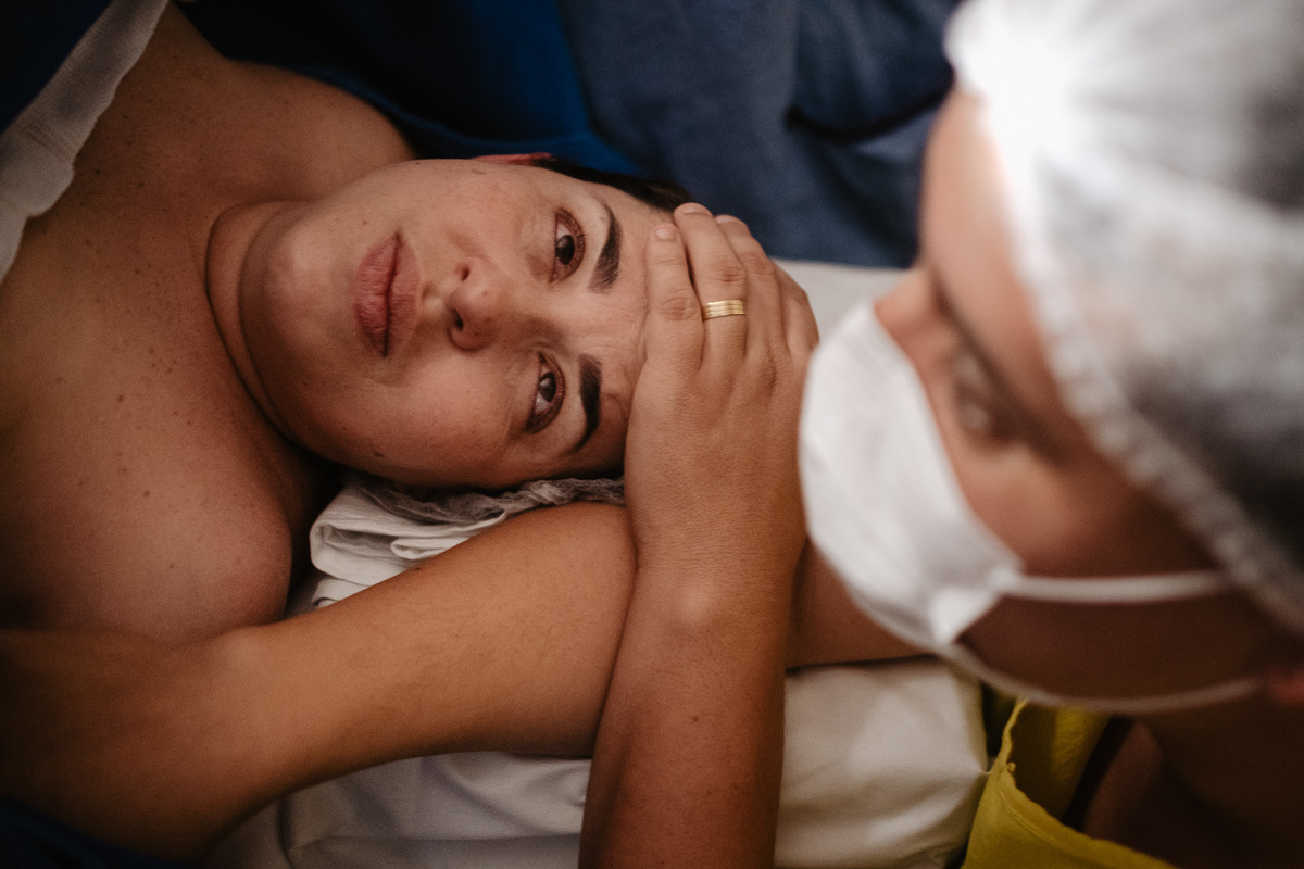 Fotografia de nascimento por Thiago Braga, na maternidade Santa Helena em Florianópolis