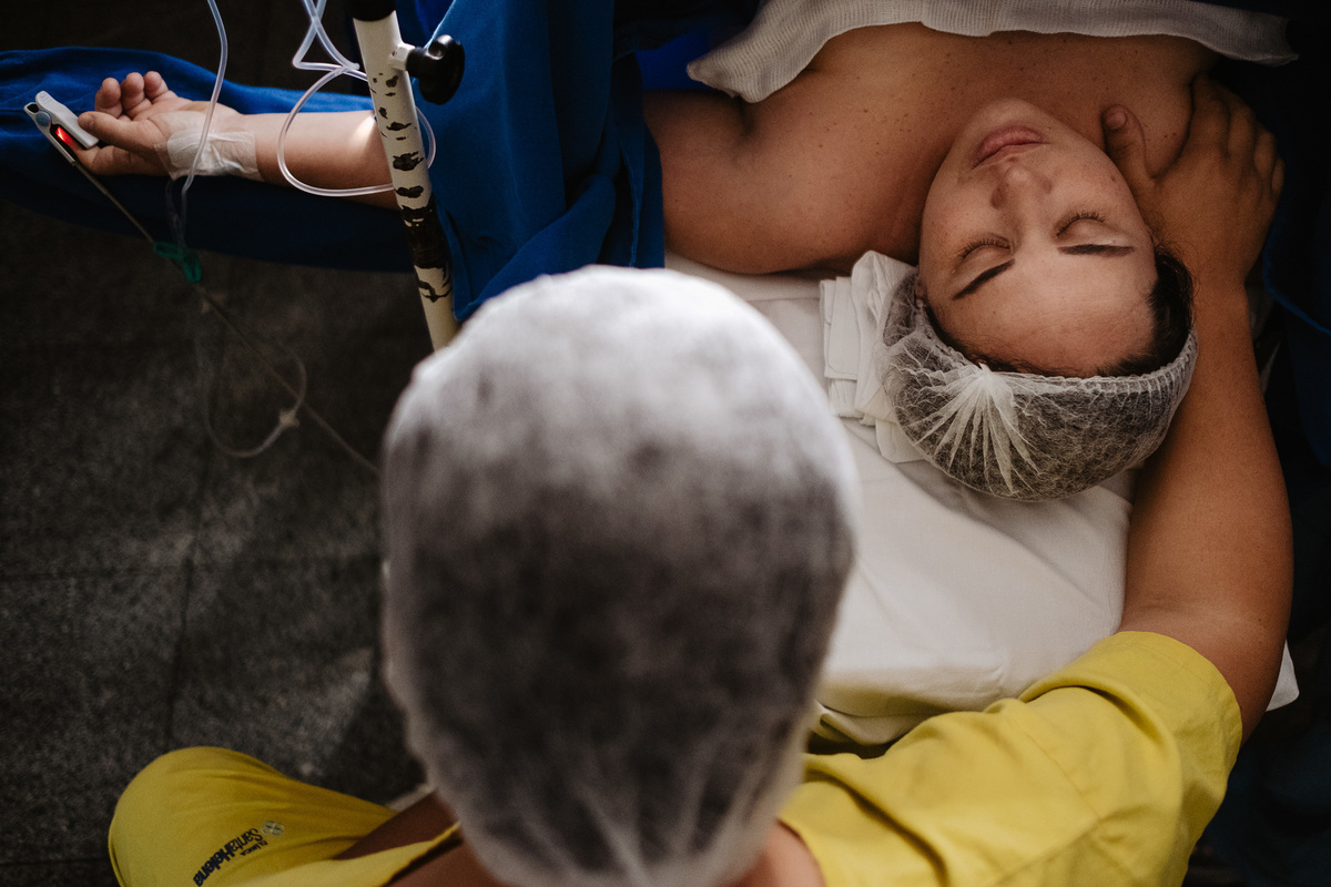 Fotografia de nascimento por Thiago Braga, na maternidade Santa Helena em Florianópolis