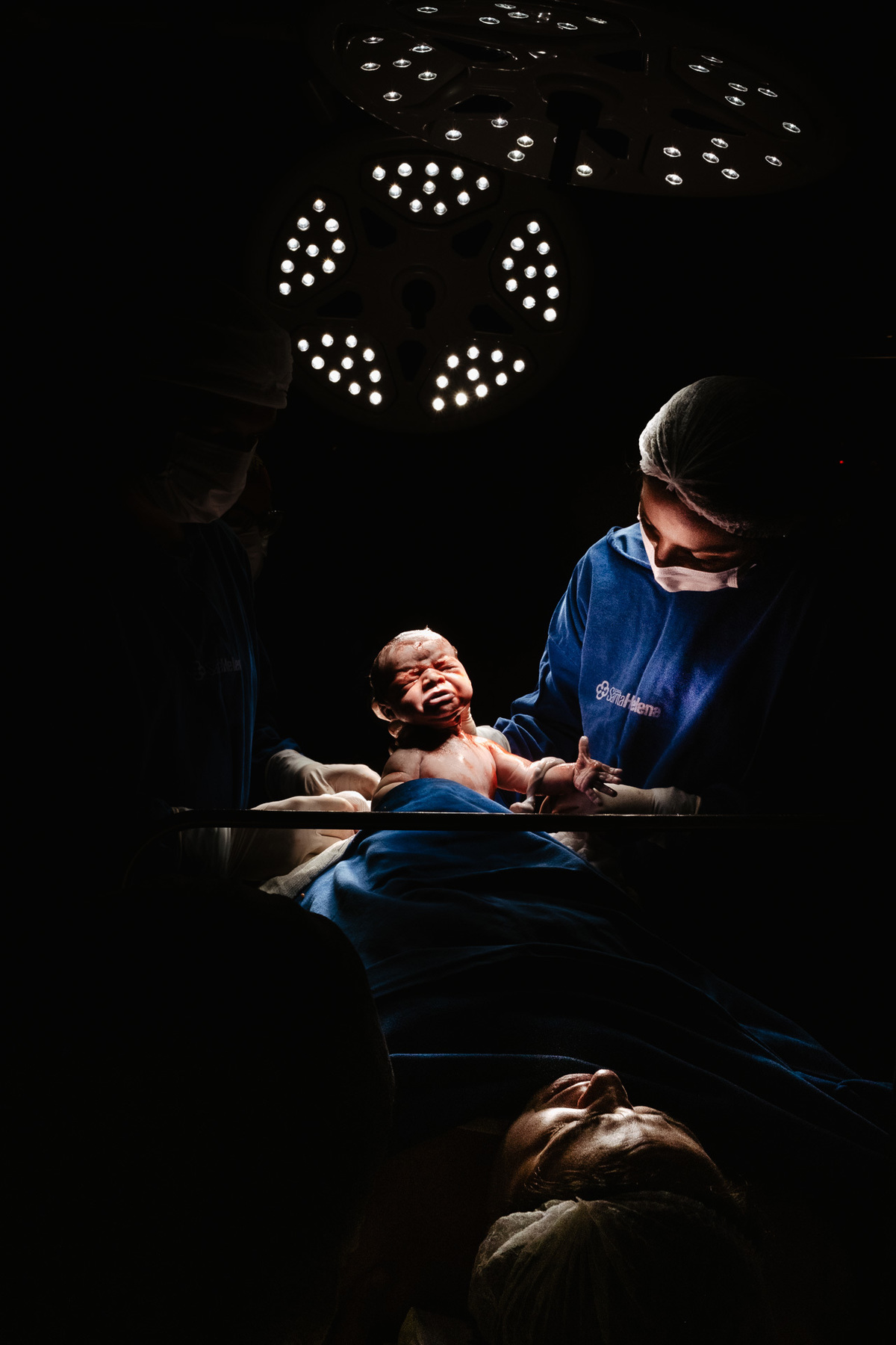 Fotografia de nascimento por Thiago Braga, na maternidade Santa Helena em Florianópolis
