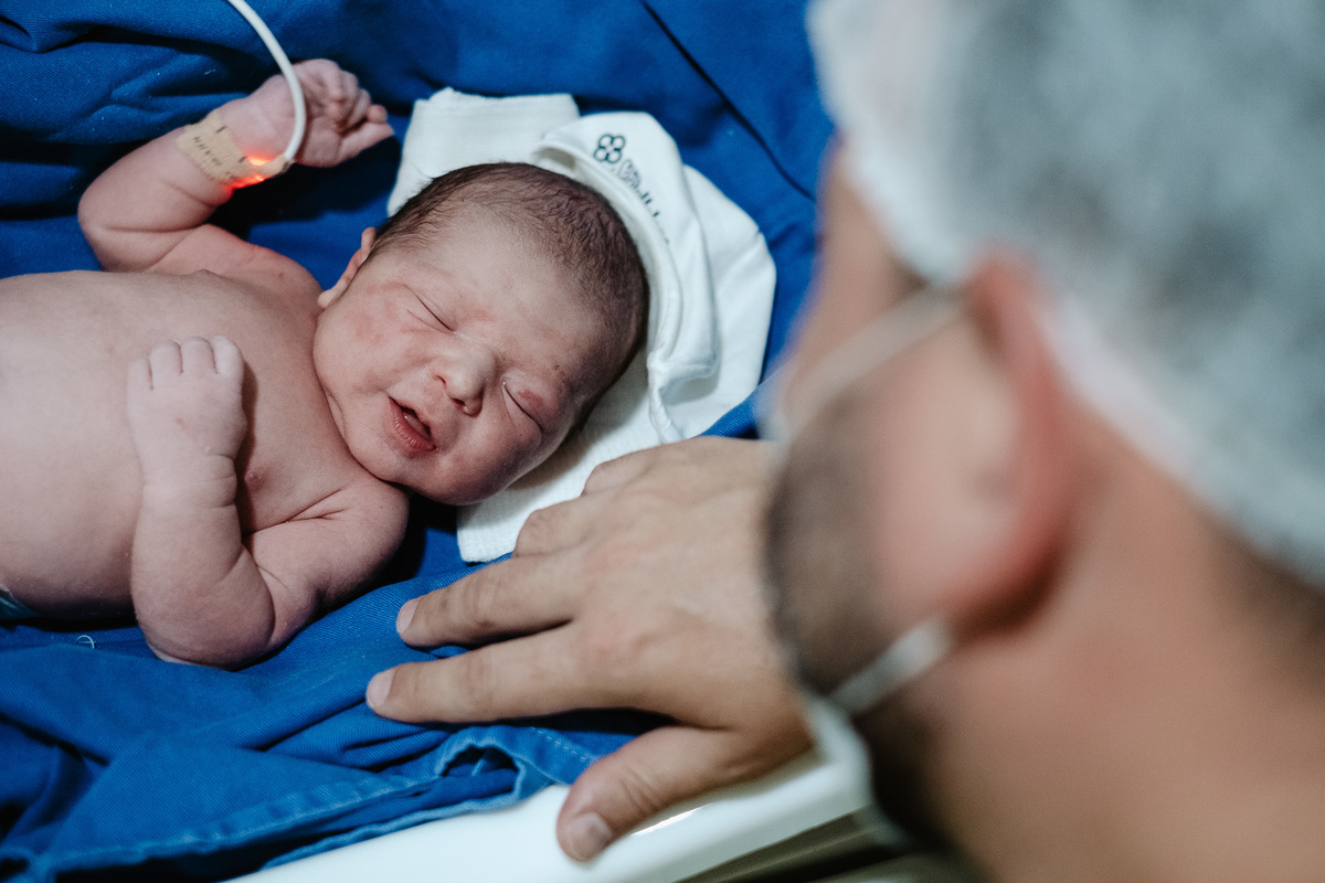 Fotos de parto e nascimento por Thiago Braga, sobre a chegada do Isaac em Florianópolis.