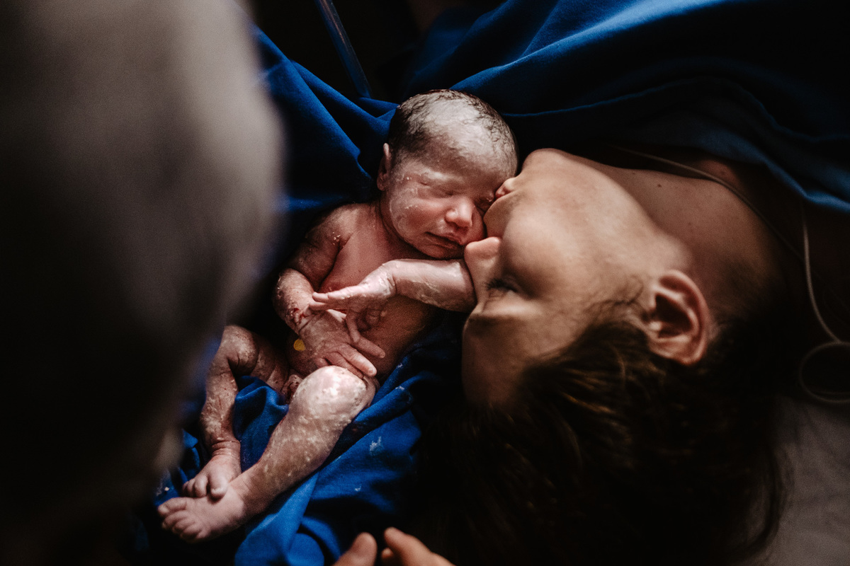 parto gemelar, cesárea de gêmeos, fotos de nascimento na maternidade Santa Helena em Florianópolis/Sc por Thiago Braga