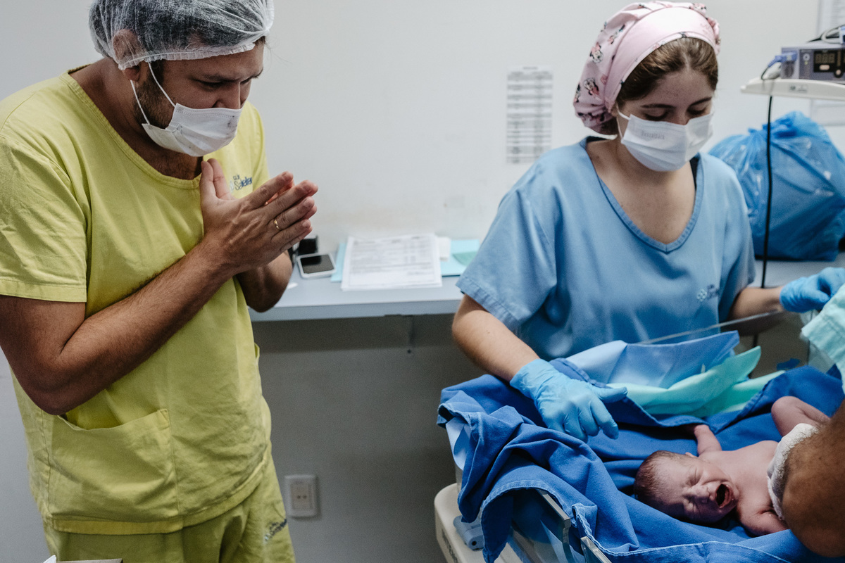 parto gemelar, cesárea de gêmeos, fotos de nascimento na maternidade Santa Helena em Florianópolis/Sc por Thiago Braga