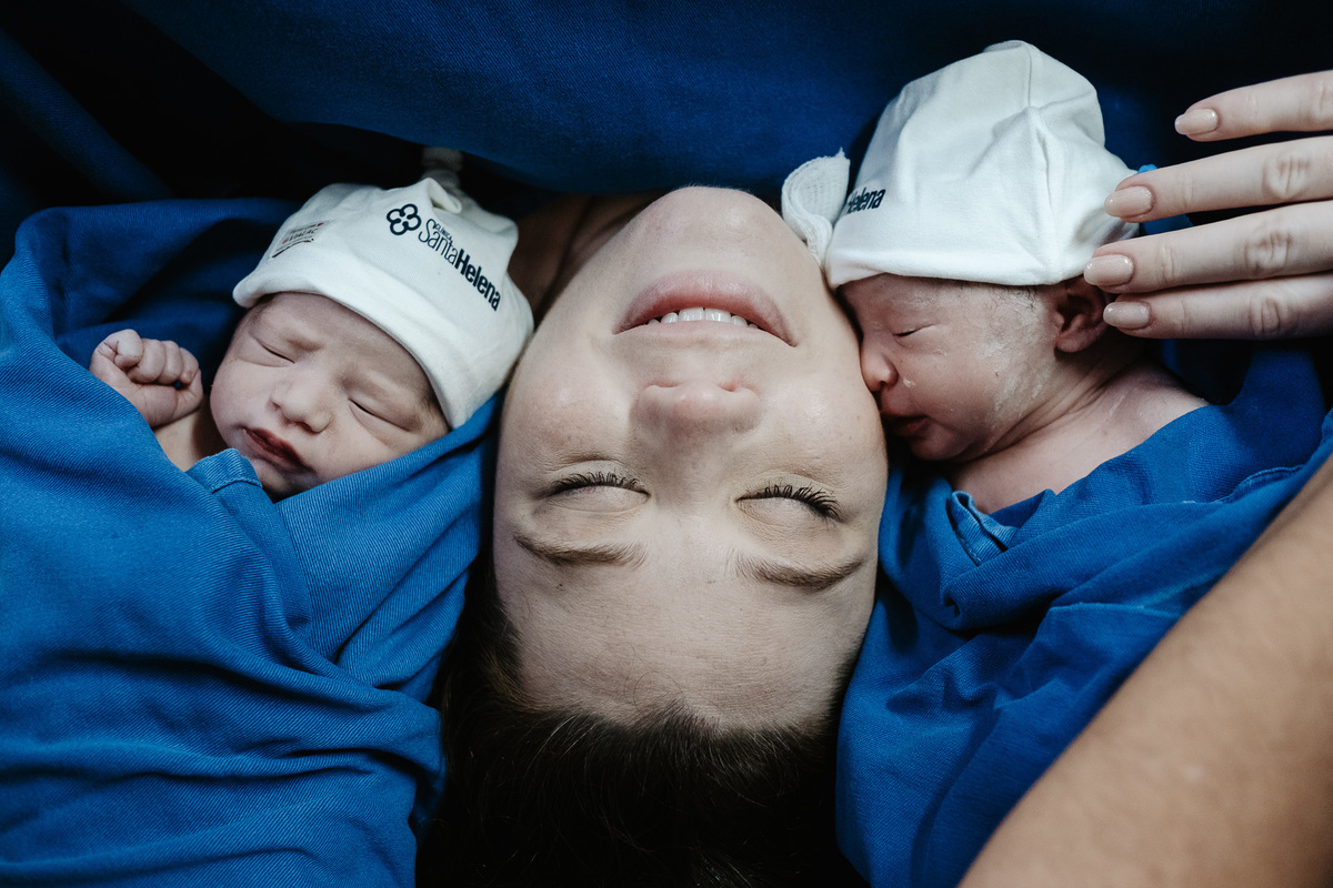 parto gemelar, cesárea de gêmeos, fotos de nascimento na maternidade Santa Helena em Florianópolis/Sc por Thiago Braga