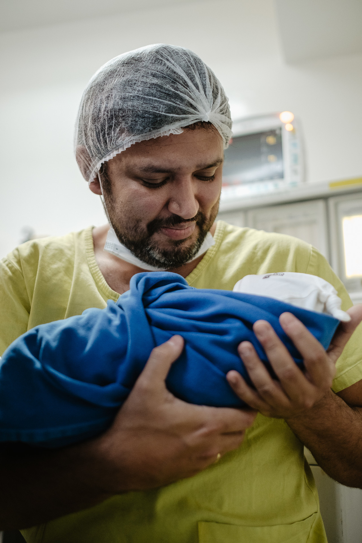 parto gemelar, cesárea de gêmeos, fotos de nascimento na maternidade Santa Helena em Florianópolis/Sc por Thiago Braga