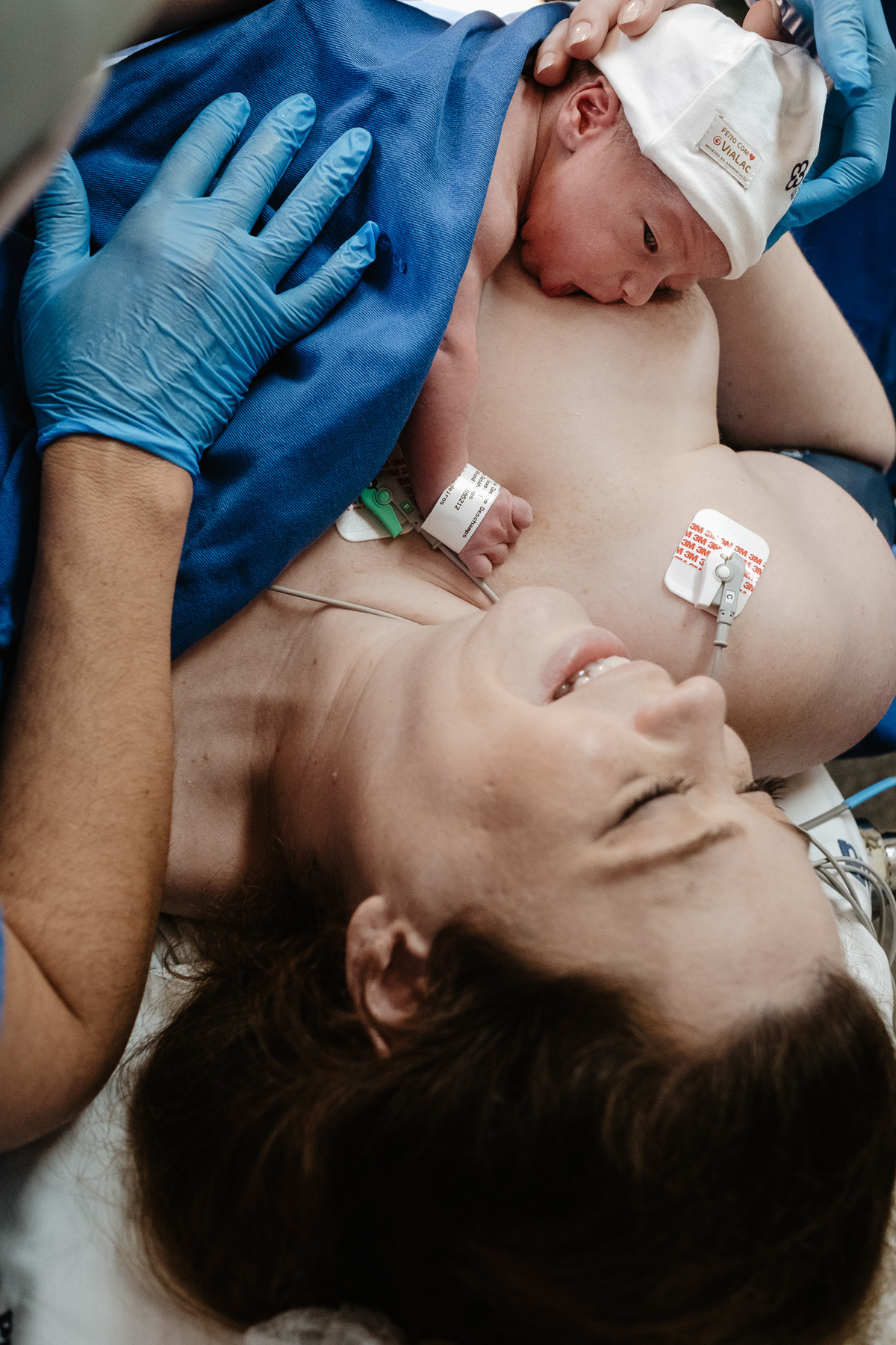 parto gemelar, cesárea de gêmeos, fotos de nascimento na maternidade Santa Helena em Florianópolis/Sc por Thiago Braga