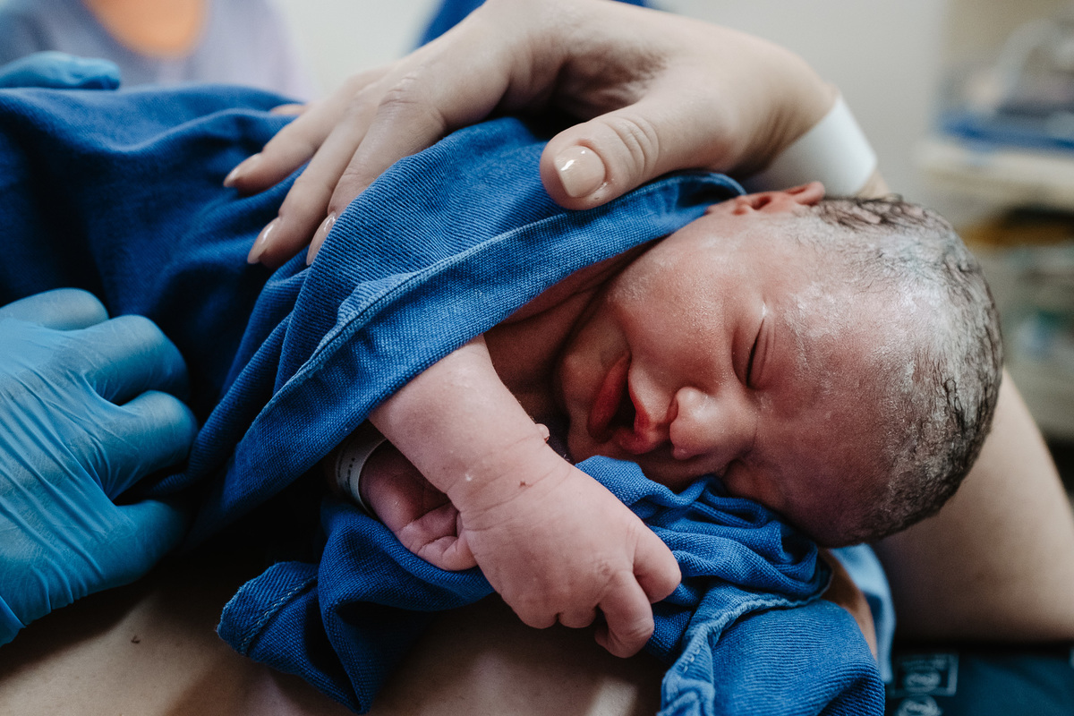 parto gemelar, cesárea de gêmeos, fotos de nascimento na maternidade Santa Helena em Florianópolis/Sc por Thiago Braga