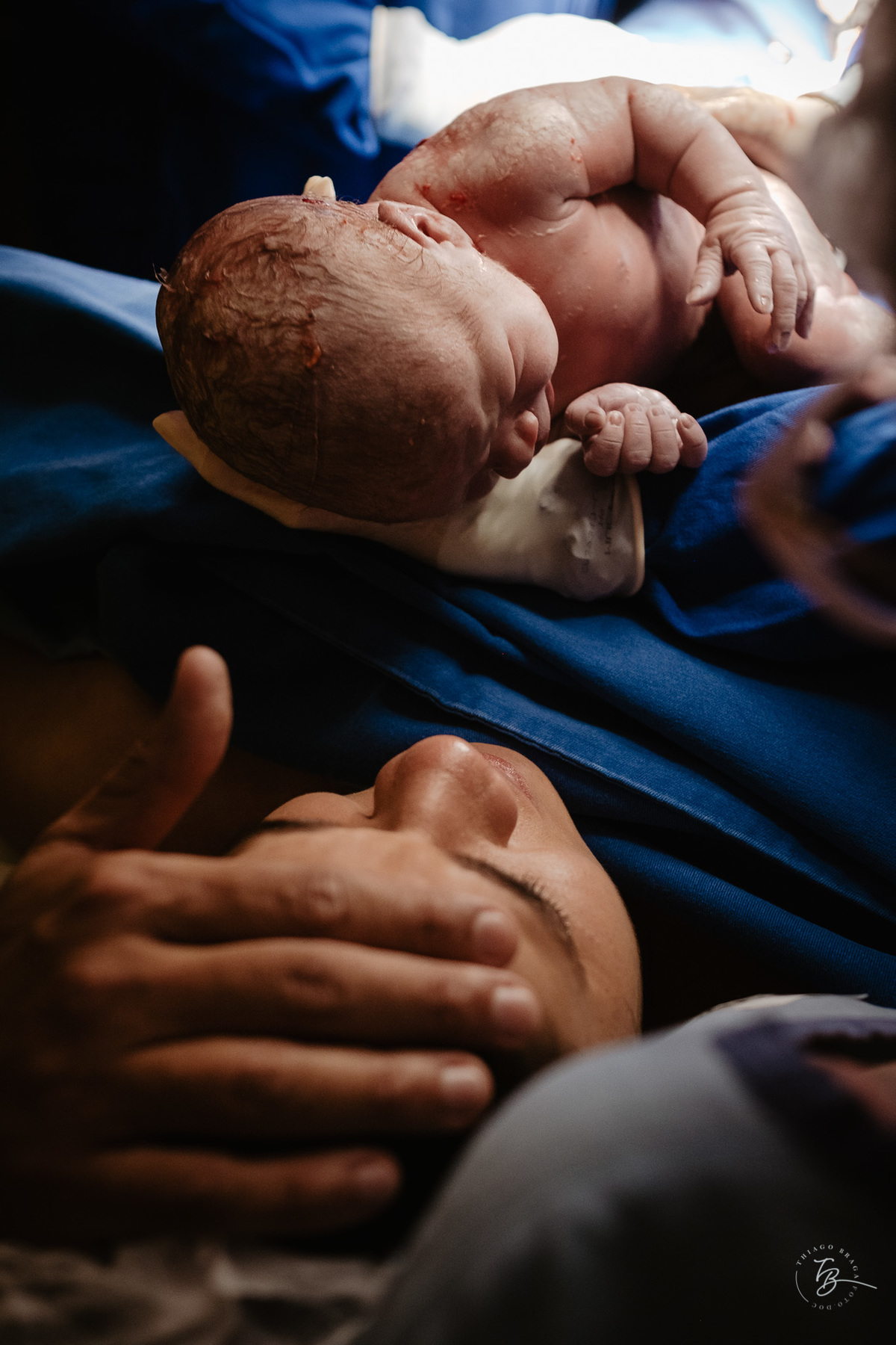 fotos de nascimento, maternidade santa Helena em Florianópolis. Cesárea humanizada, fotografia de Thiago Braga 