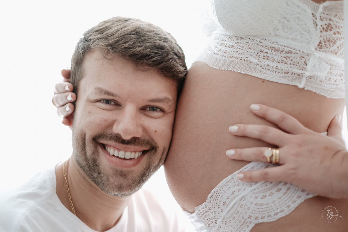 Fotos de gestante em casa e na praia dos ingleses em Florianópolis