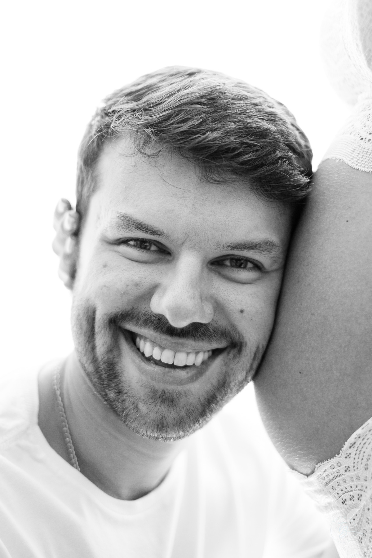 Fotos de gestante em casa e na praia dos ingleses em Florianópolis