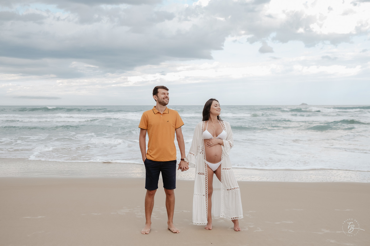 Fotos de gestante em casa e na praia dos ingleses em Florianópolis