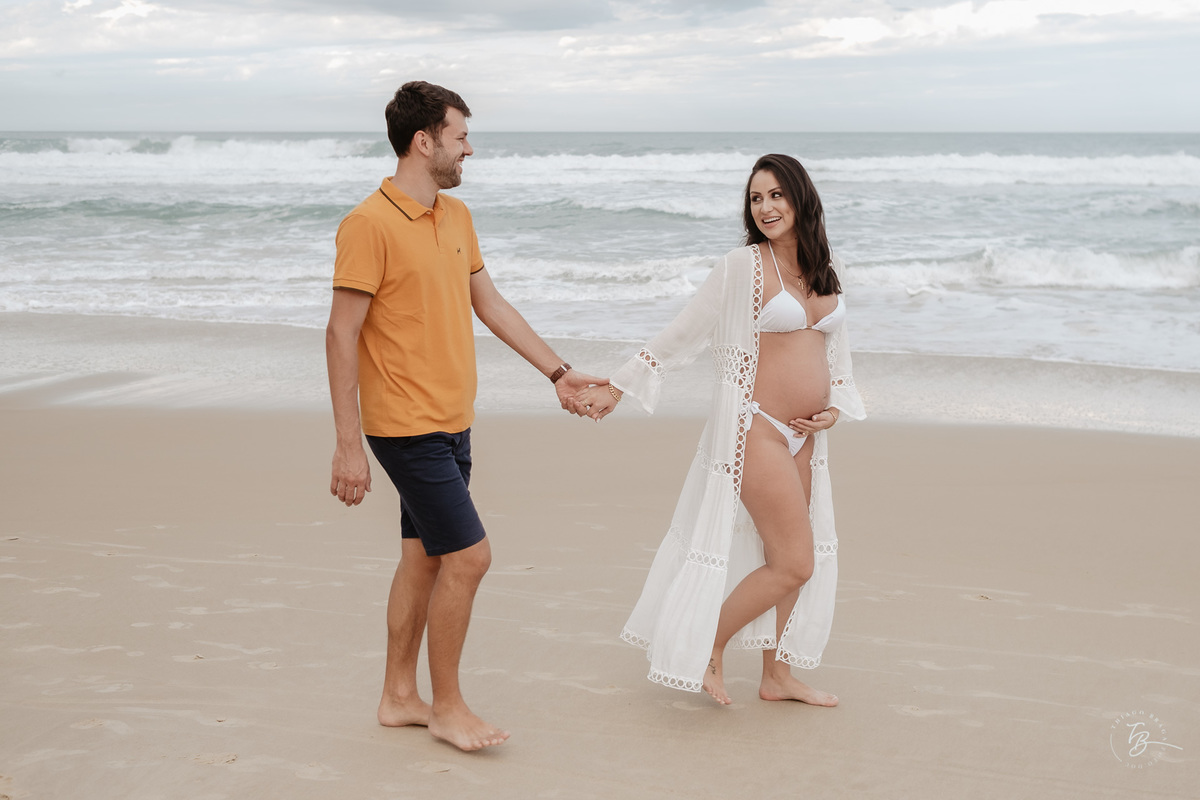 Fotos de gestante em casa e na praia dos ingleses em Florianópolis