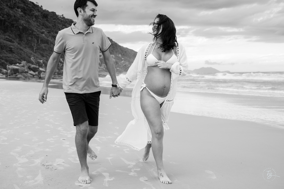 Fotos de gestante em casa e na praia dos ingleses em Florianópolis