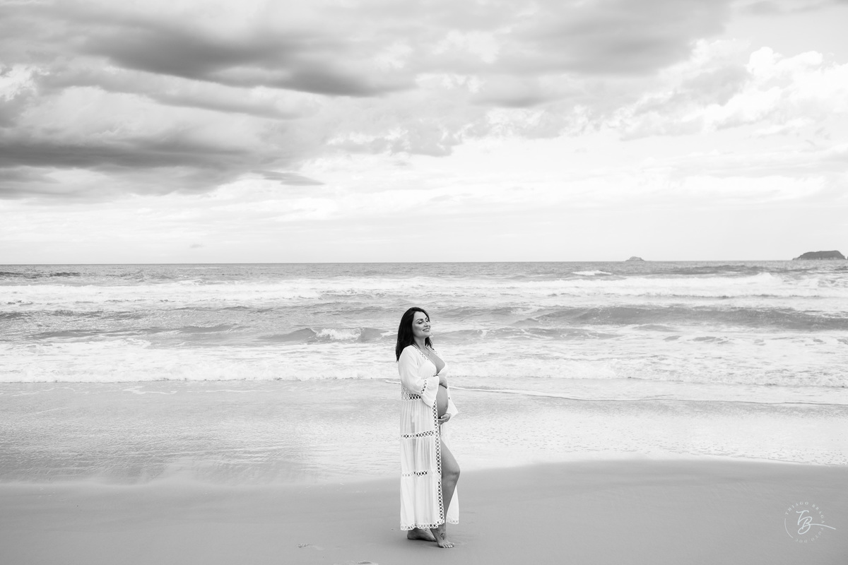 Fotos de gestante em casa e na praia dos ingleses em Florianópolis