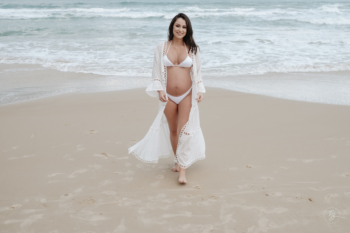 Fotos de gestante em casa e na praia dos ingleses em Florianópolis