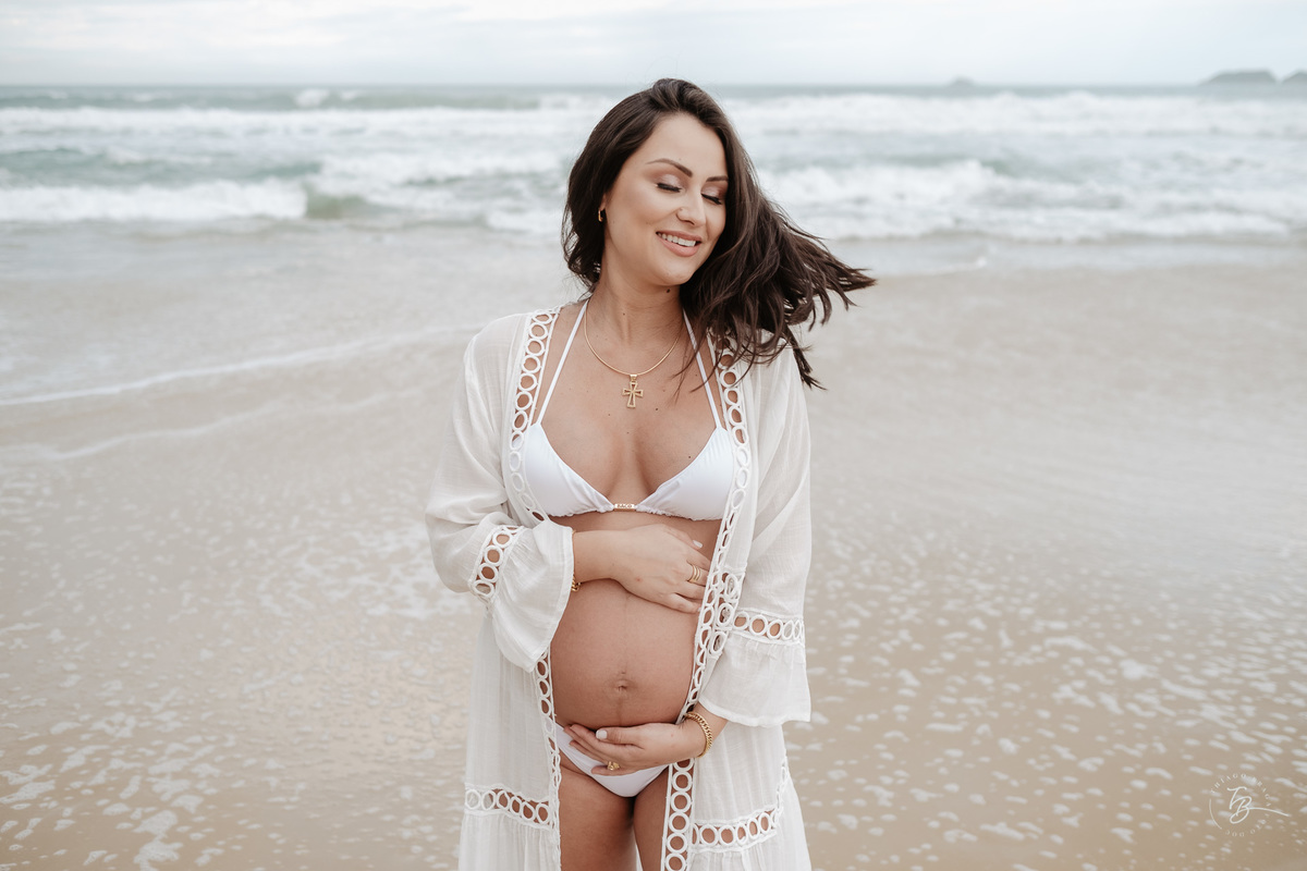 Fotos de gestante em casa e na praia dos ingleses em Florianópolis
