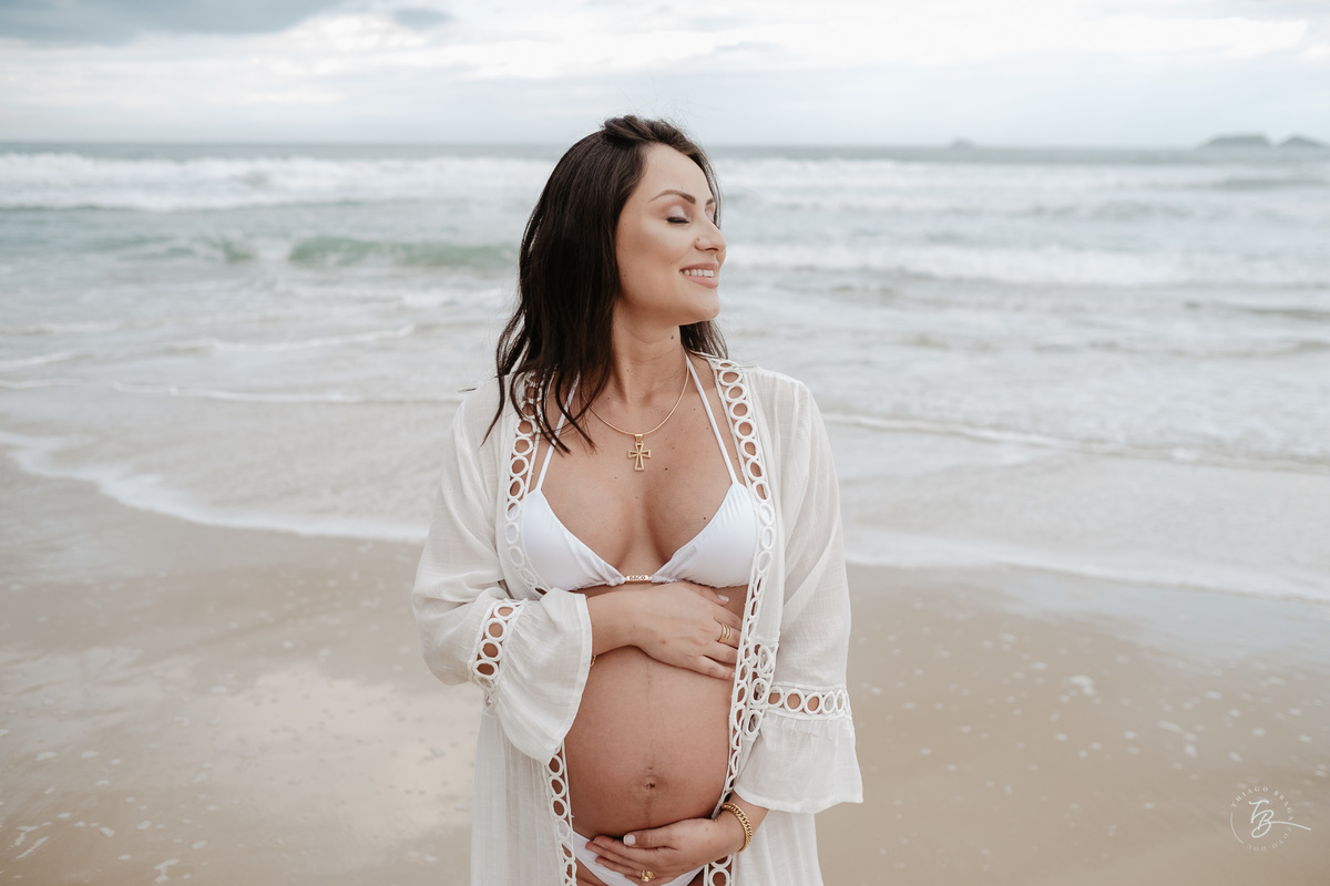 Fotos de gestante em casa e na praia dos ingleses em Florianópolis