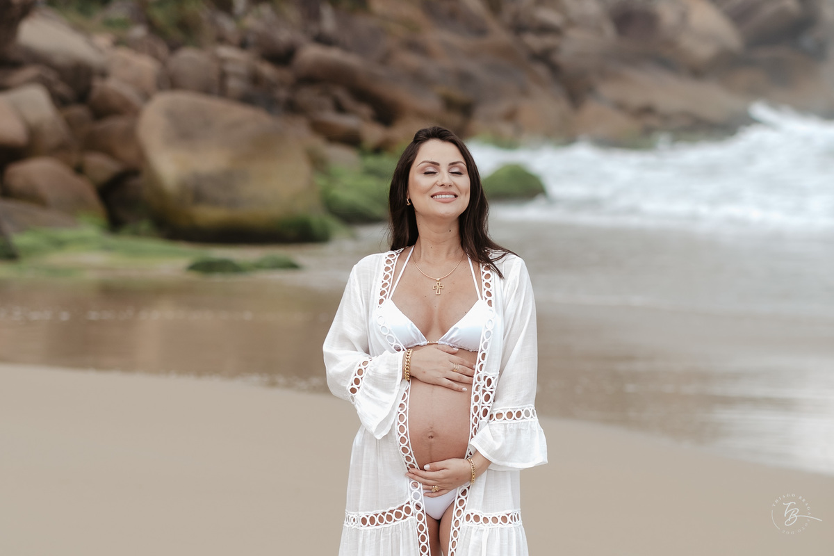 Fotos de gestante em casa e na praia dos ingleses em Florianópolis