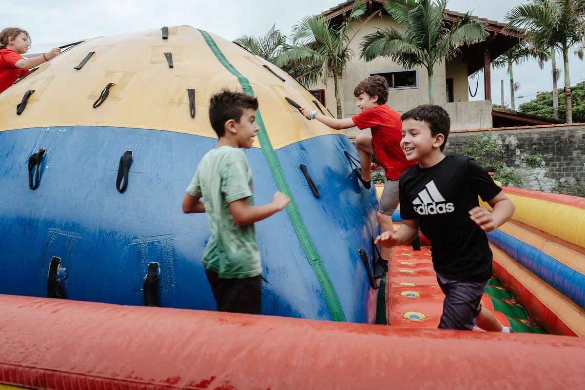 fotografia documental de aniversário, em casa, 10 anos do Antonio, campeche-sc por Thiago Braga