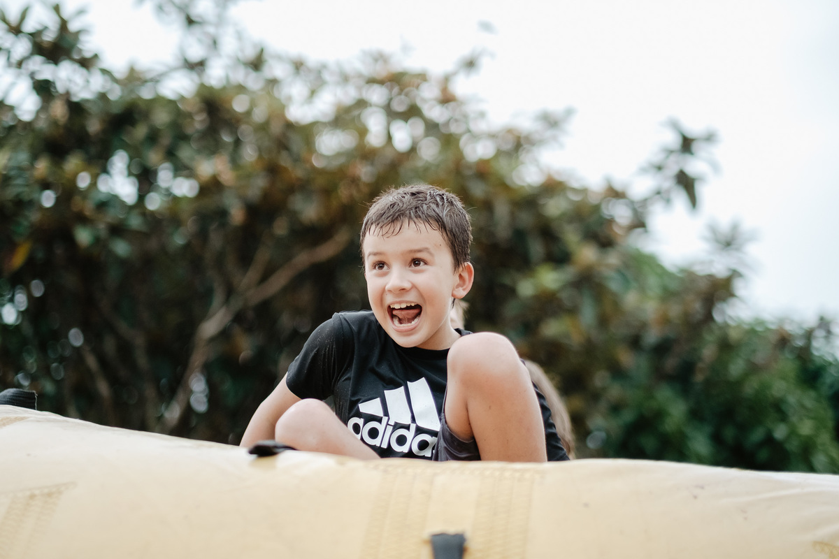 fotografia documental de aniversário, em casa, 10 anos do Antonio, campeche-sc por Thiago Braga