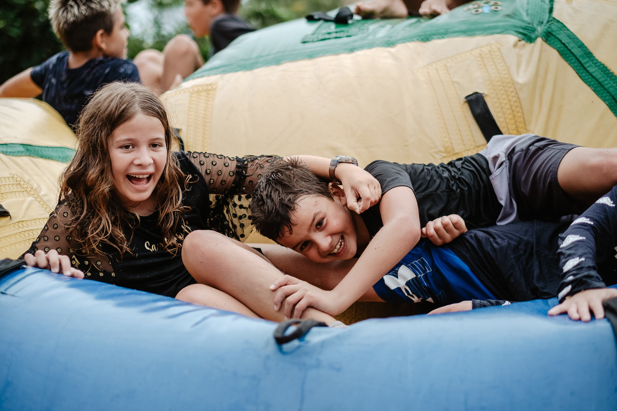 fotografia documental de aniversário, em casa, 10 anos do Antonio, campeche-sc por Thiago Braga