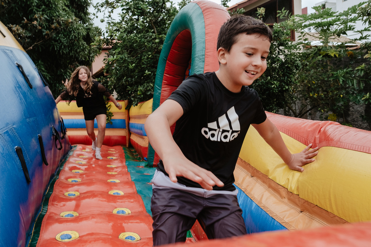 fotografia documental de aniversário, em casa, 10 anos do Antonio, campeche-sc por Thiago Braga