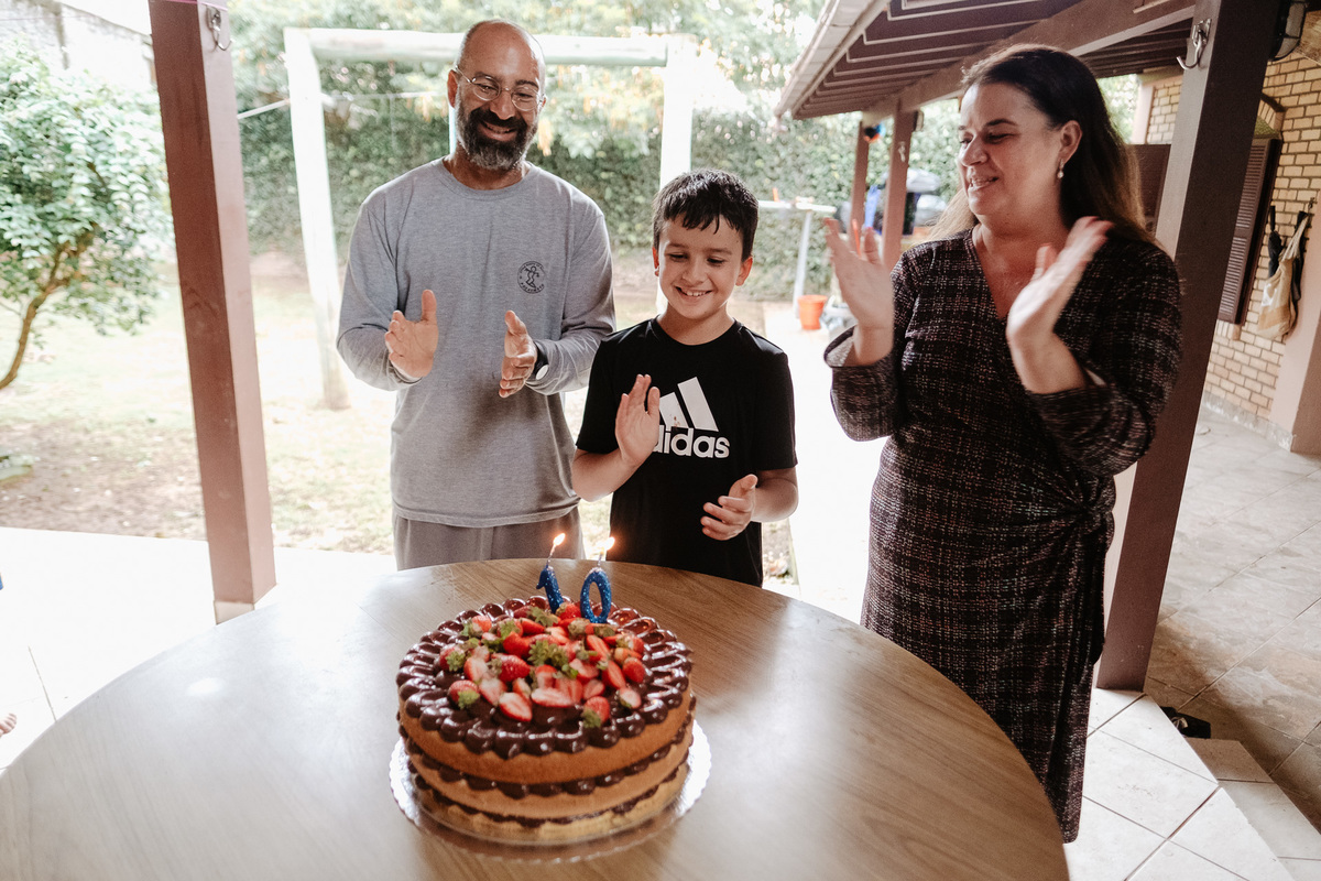 fotografia documental de aniversário, em casa, 10 anos do Antonio, campeche-sc por Thiago Braga